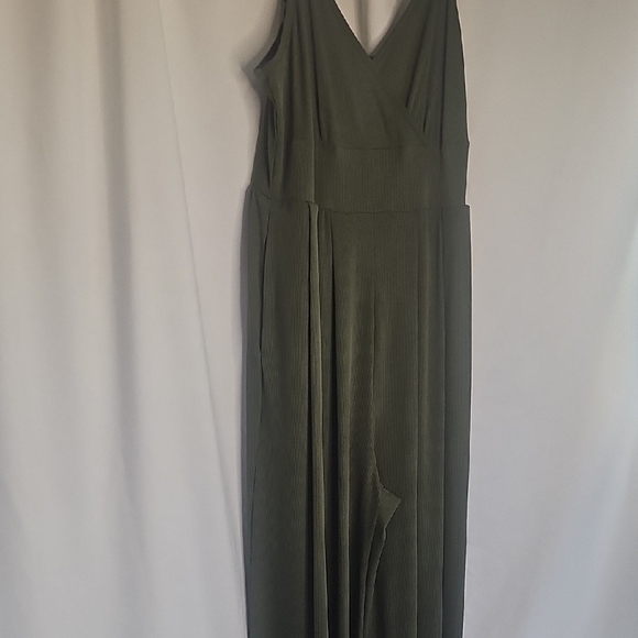 Cider Green Jumpsuit with V-Neck and Wide Legs - Picture 7 of 7